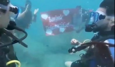 Antalya’da su altında romantik evlilik teklifi