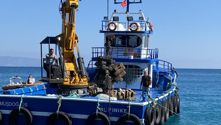 Fırtınanın deniz dibinde oluşturduğu duba enkazı, 15 günlük çalışmayla çıkartılabildi