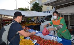 Alanya’da aşılama faaliyetlerine bir destek de pazar esnafından