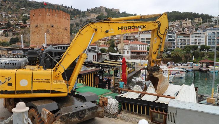 Alanya İskelesi’ndeki kaçak binalar tek tek yıkıldı