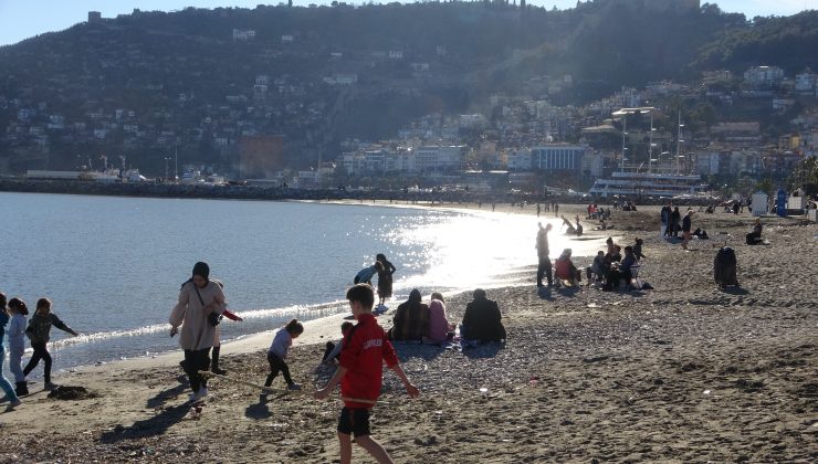 Alanya’da güneşi gören vatandaşlar sahillere akın etti