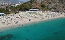 Alanya plajları bayram tatilinde yerli yabancı akınına uğradı