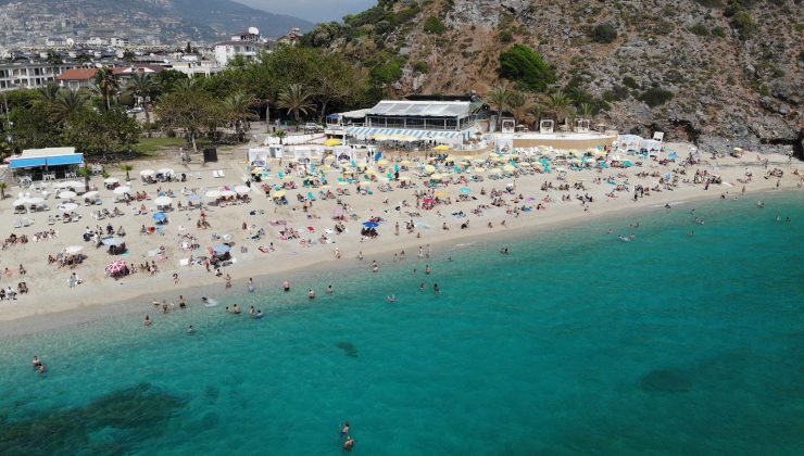 Alanya plajları bayram tatilinde yerli yabancı akınına uğradı