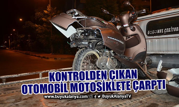 Kontrolden çıkan otomobil motosiklete çarptı: 1’i ağır 2 yaralı