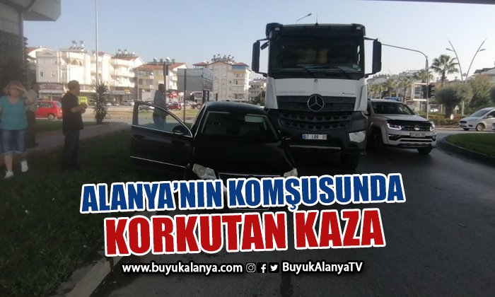 Kamyonun çarptığı otomobil kaldırım ile kamyon arasında sıkıştı