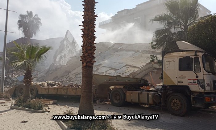 Alanya’da yıkım sırasında bina çöktü