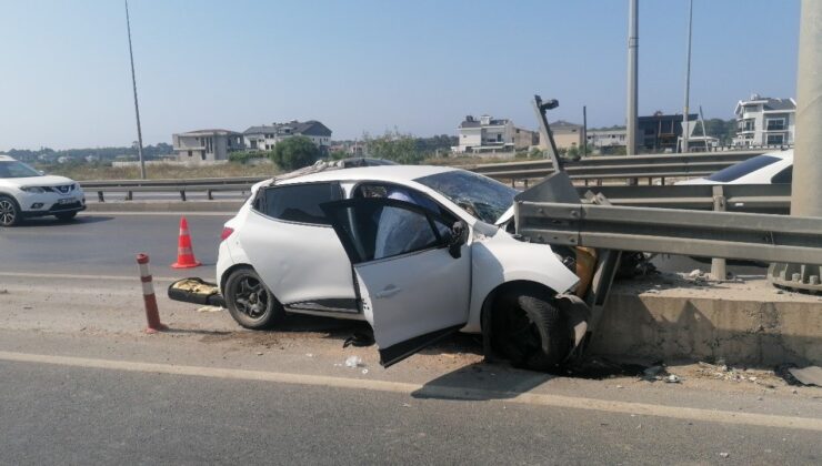 Otomobil bariyerlere ok gibi saplandı: 1 ölü