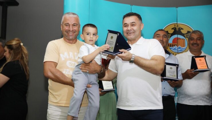 Alanya Belediyesi’nden emekli olanlara plaket