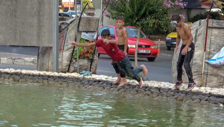 Sıcaktan bunalan hurdacı çocuklar deniz gözlüklerini takıp soluğu süs havuzunda ALDI