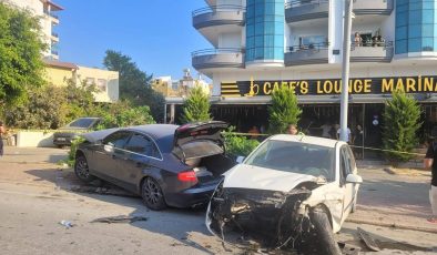 Gazipaşa’da aracın motorunu yerinden fırlatan kaza: 3 YARALI