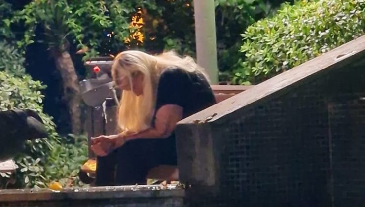 İsveçli kadın Alanya’da parklarda yatıp KALKIYOR