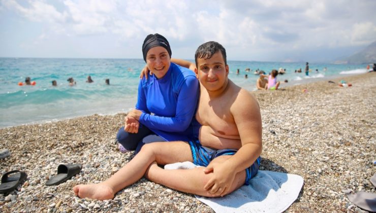 Engelli bireyler Akdeniz’in serin sularının keyfini YAŞIYOR