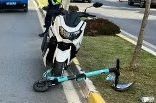 Alanya’da minibüs ile elektrikli SCOOTER çarpıştı: 1 yaralı