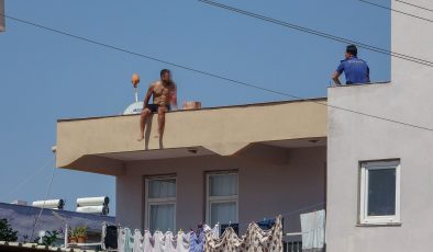 Polis çatıya çıkan adamı indirmek için uzun süre dil DÖKTÜ