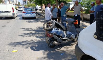 Yaya geçidinden geçen motosiklete otomobil ÇARPTI