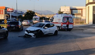 Otomobil refüje ÇIKIP TRAFİK ışıklarına çarptı: 2 yaralı