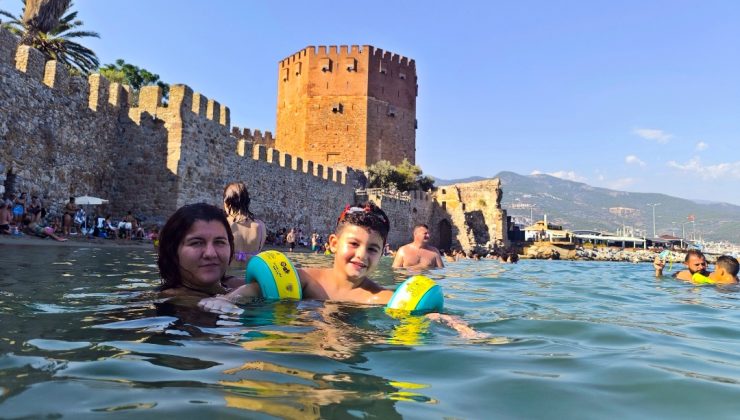 Alanya’da tarihi Kızılkule’nin gölgesinde deniz KEYFİ