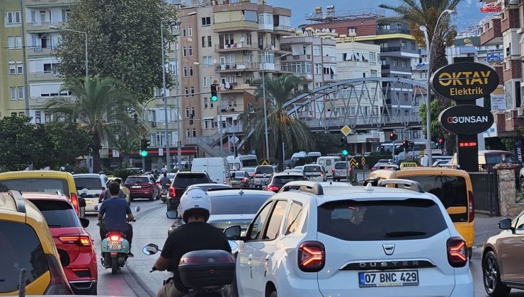 Alanya’da trafik ÇİLE oldu / SAATLER DEĞİŞECEK Mİ?