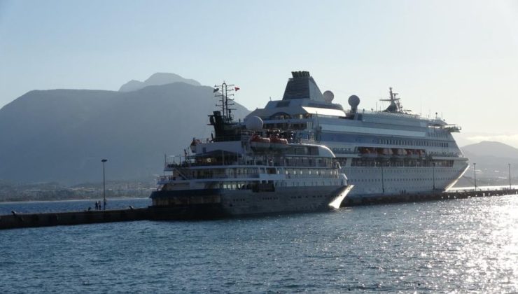 Alanya İskelesi’ne İKİ GEMİ birden yanaştı