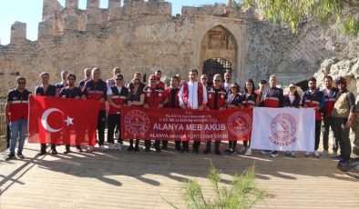 Alanya’da eğitimcilerden ‘CUMHURİYET’ yürüyüşü