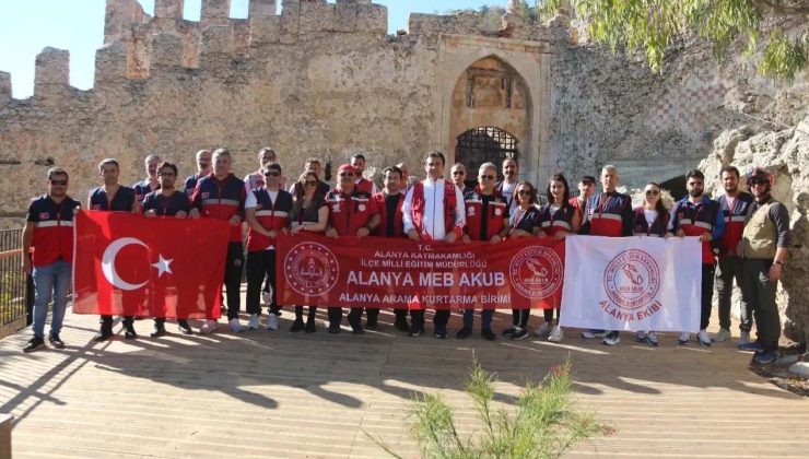 Alanya’da eğitimcilerden ‘CUMHURİYET’ yürüyüşü