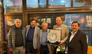 Emekli olan Hal Müdürü Parlayüksel’e PLAKETLİ veda