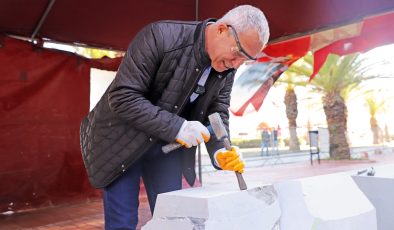 Sempozyumda ilk ÇEKİÇ darbesi Başkan Özçelik’ten