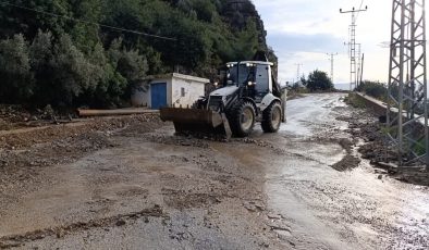 Alanya Belediyesi YAĞMUR sonrası şehri temizliyor