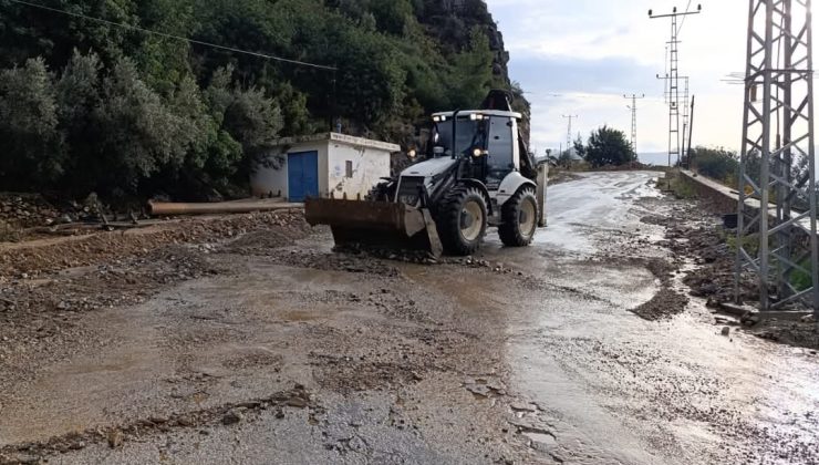 Alanya Belediyesi YAĞMUR sonrası şehri temizliyor