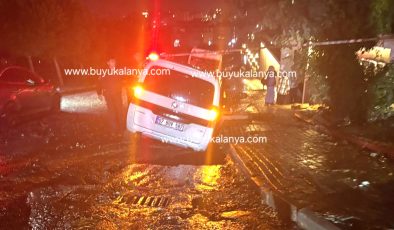 Alanya’da yol çöktü: Araçlar güçlükle KURTARILDI