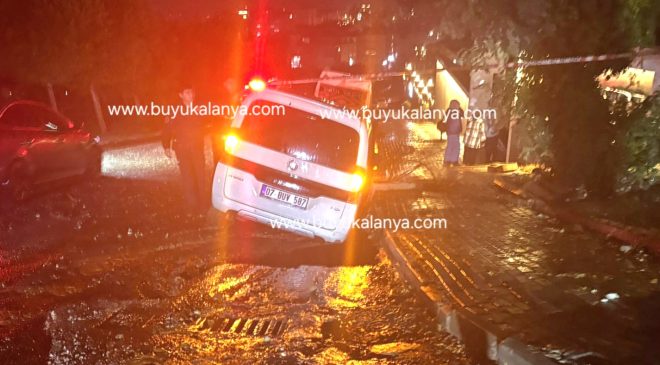 Alanya’da yol çöktü: Araçlar güçlükle KURTARILDI