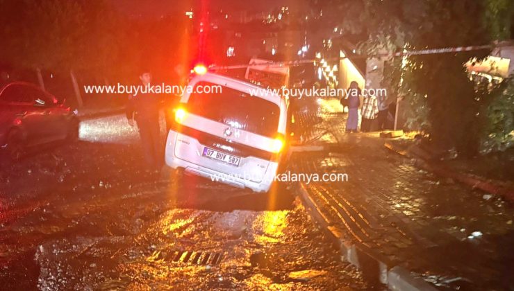 Alanya’da yol çöktü: Araçlar güçlükle KURTARILDI