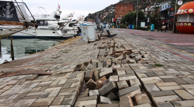 Alanya İskelesi yeniden çöktü GÖZLER BALIKTAY’DA