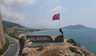 Alanya’da “Bayrak Tutan Bozkurt Heykeli” tartışması