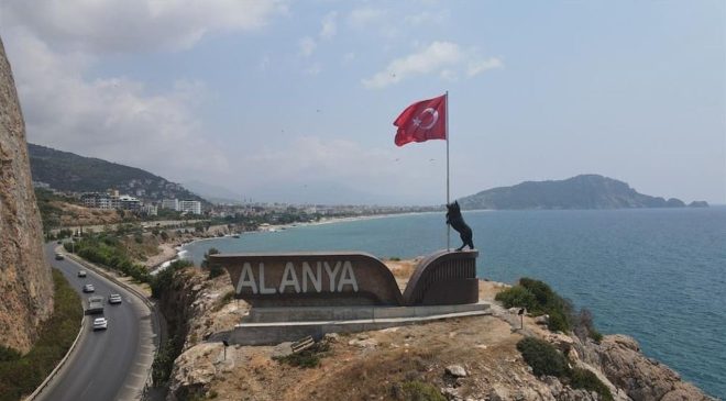 Alanya’da “Bayrak Tutan Bozkurt Heykeli” tartışması