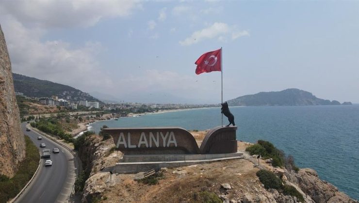 Alanya’da “Bayrak Tutan Bozkurt Heykeli” tartışması