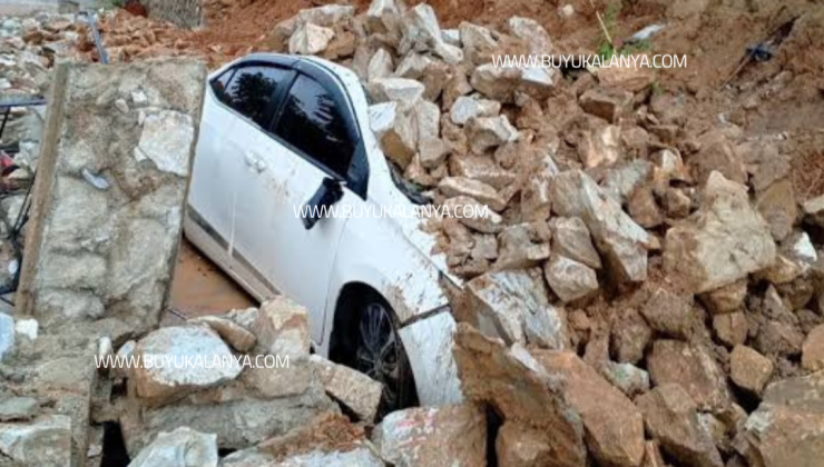 Alanya’da istinat duvarı OTOMOBİLİ hurdaya çevirdi