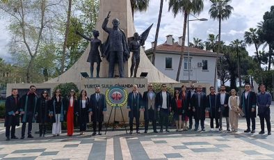 Alanyalı avukatlar ATATÜRK Anıtı önünde toplandı